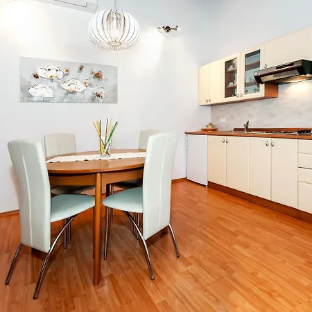 Lea Apartment *